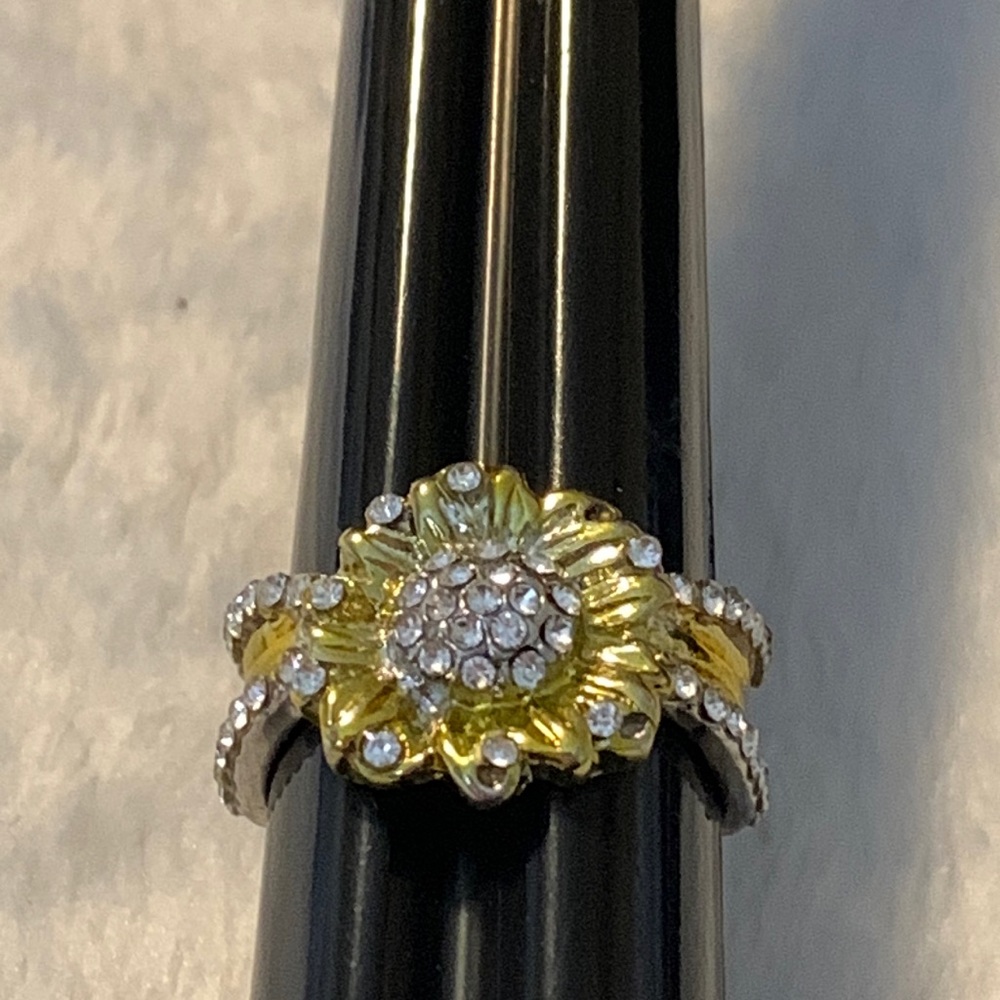 Size 6.5 .925 and yellow coating ring